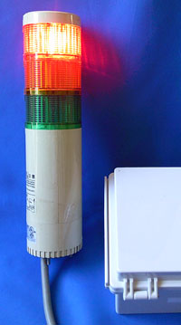 無線受信機に接続された積層表示灯の赤色ランプが点灯