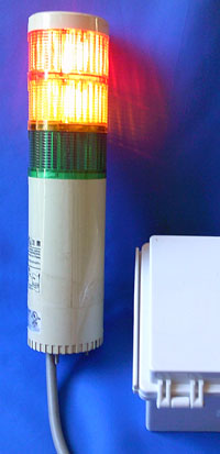 無線受信機に接続された積層表示灯の黄色ランプが点灯します