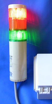 受信機に接続された積層表示灯の赤色ランプと緑色ランプが点灯した状態